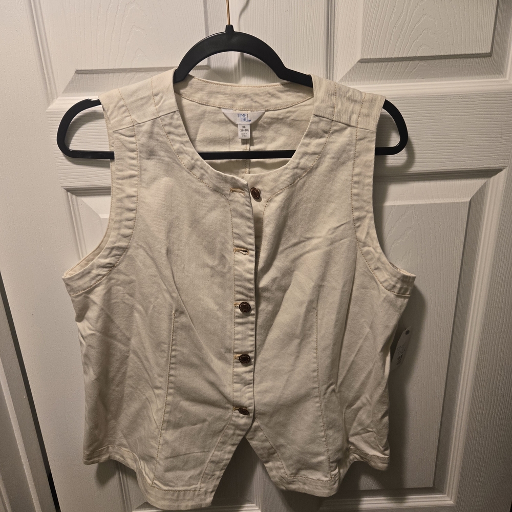 Time and Tru Cream Sleeveless Button-Down Top